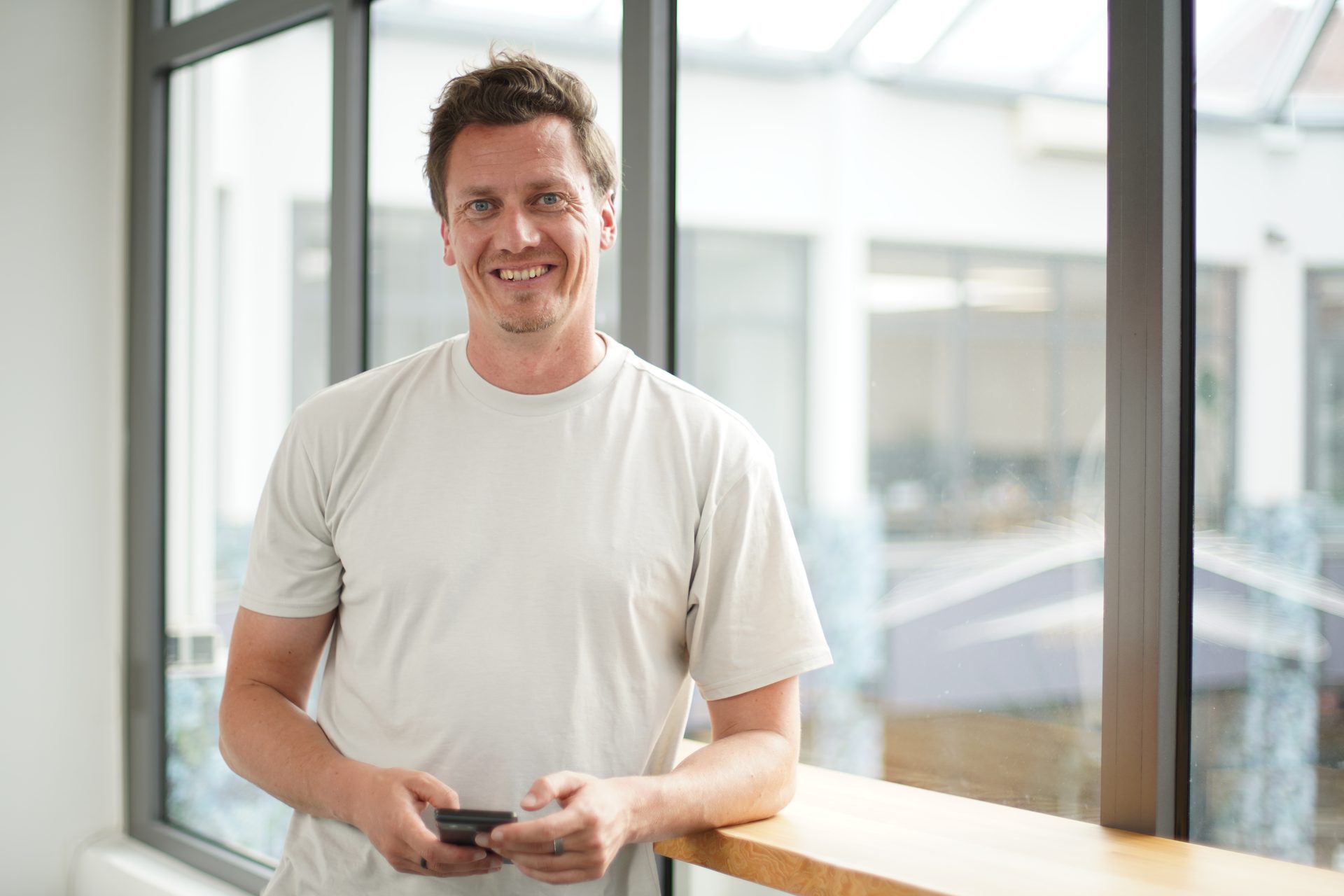 Per Schippl nutzt die OnePeek App auf dem Smartphone
